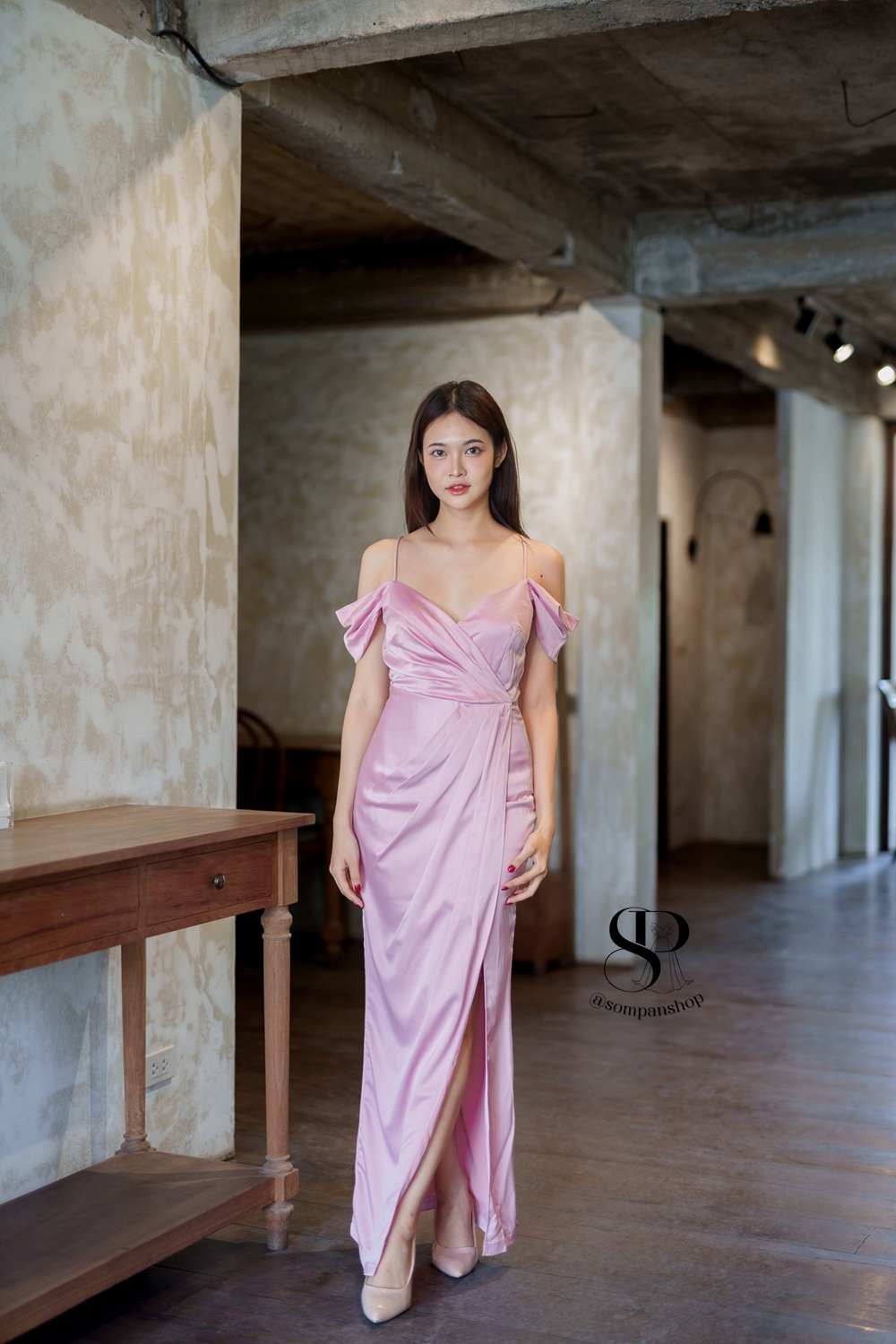 ชุดออกงานสีชมพู เดรสยาวสายเดี่ยวคล้องไหล่ กระโปรงยาวผ่าหน้า แนวเรียบหรู ชุดราตรี ชุดไปงานแต่งงาน