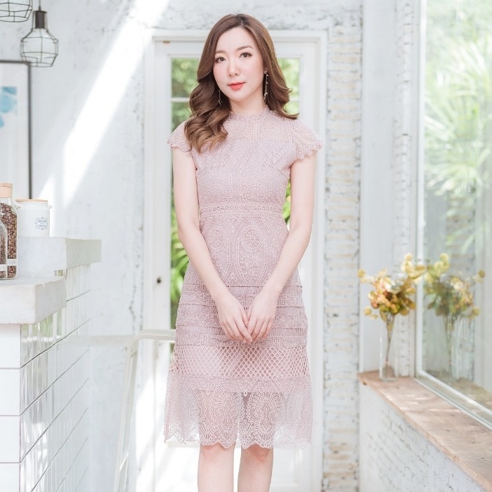 ชุดเดรสลูกไม้สีชมพู แนวเรียบหรู สวยหวาน น่ารักๆ สไตล์คุณหนู