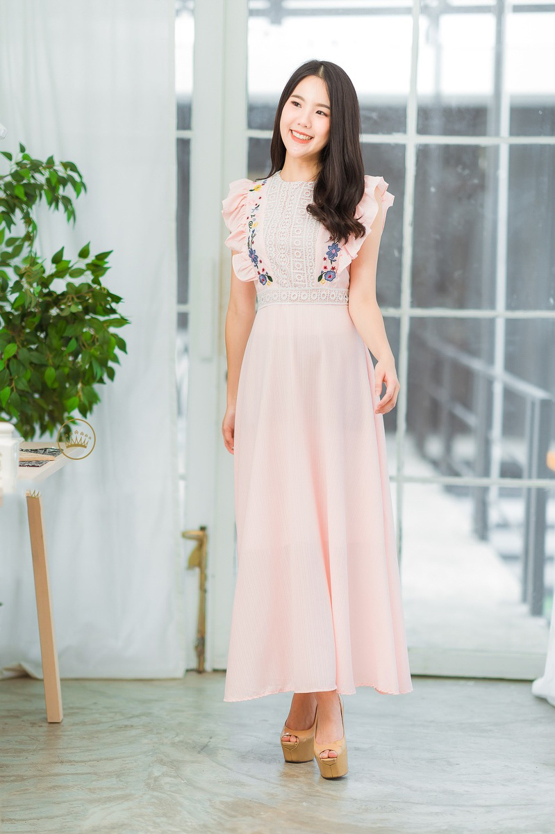 ชุดเดรสยาวสีชมพู ช่วงอกแต่งลูกไม้+ปักลายดอกไม้ กระโปรงยาวทรงบาน