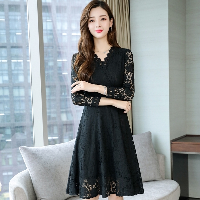 ชุดเดรสสั้นสีดำ ผ้าลูกไม้ แขนยาว กระโปรงบาน