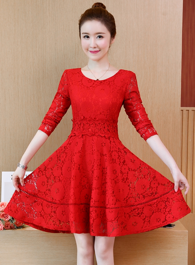 ชุดเดรสลูกไม้สีแดง