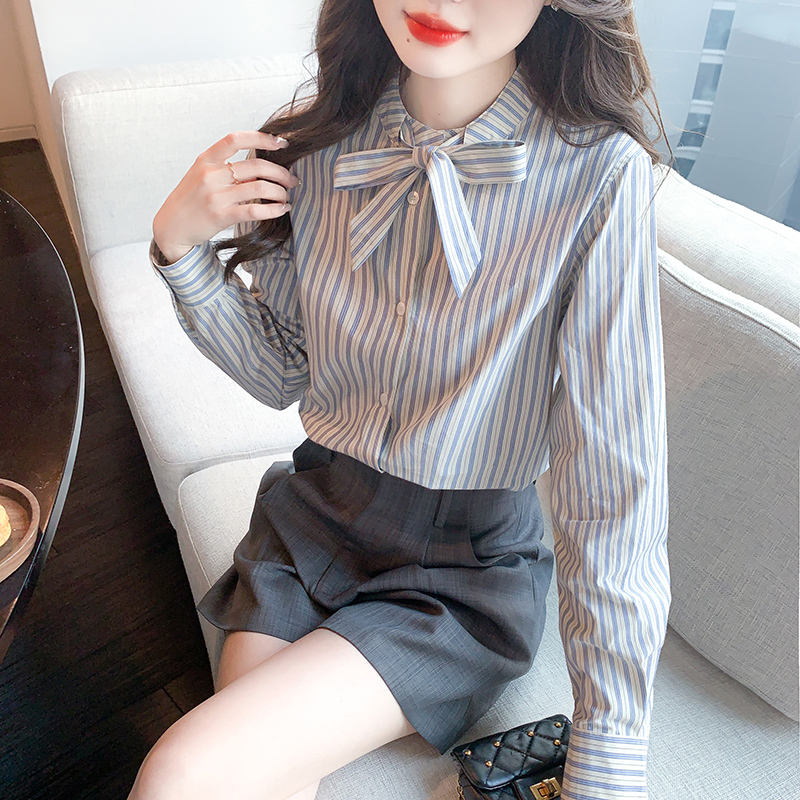 เสื้อเชิ้ตผู้หญิงทรงพอดีตัว