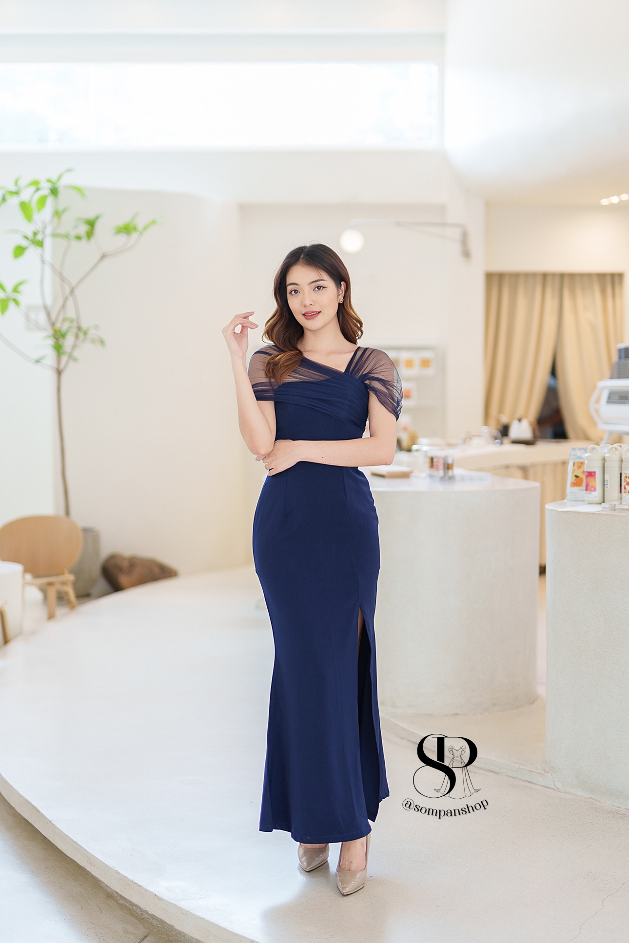 ชุดราตรียาวสีกรมท่า/น้ำเงิน สไตล์เรียบหรูดูแพง ไหล่แต่งผ้าซีทรู กระโปรงยาวผ่าหน้า เหมาะสำหรับใส่เป็นชุดราตรี ชุดไปงานแต่งงาน ชุดเพื่อนเจ้าสาว ชุดไปงานเลี้ยงต่างๆ