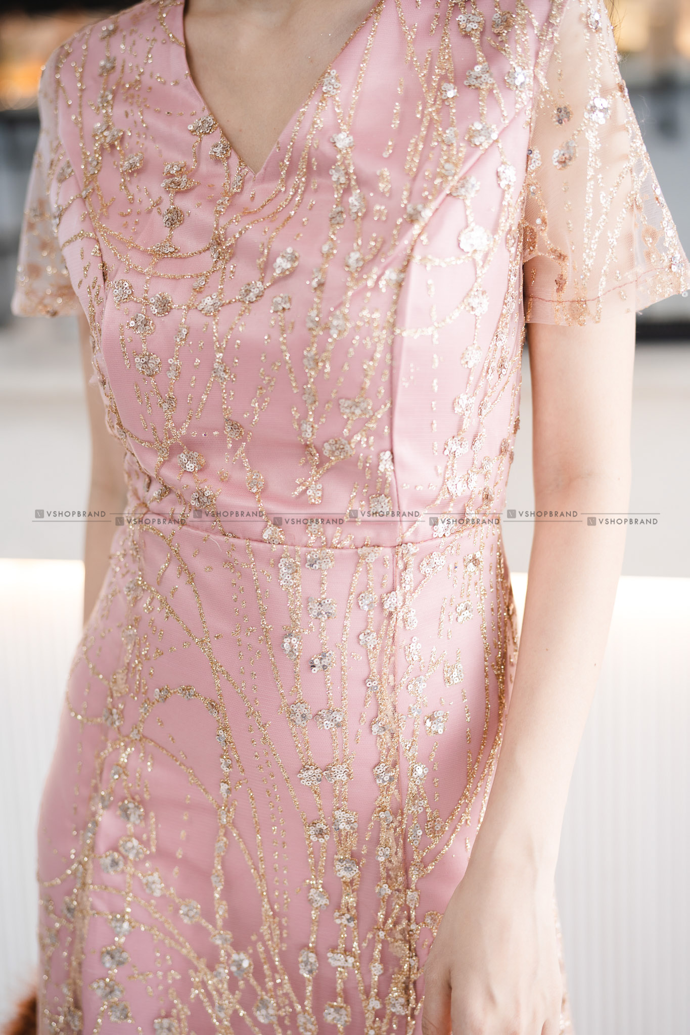 ชุดออกงานราตรียาวสีชมพู ผ้ากากเพชรคริสตรัลระยิบระยับ แขนสั้น กระโปรงยาวทรงเอบาน แนวเรียบหรู สวยสง่า ดูแพง เหมาะสำหรับใส่ออกงานราตรี ไปงานแต่งกลางคืน