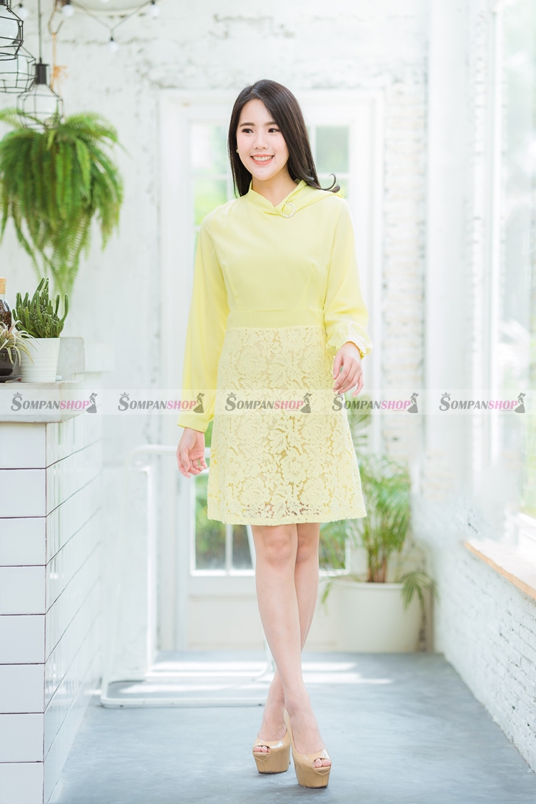 ชุดเดรสสั้นสีเหลือง ทรงเข้ารูป ช่วงไหล่-แขนเป็นผ้าลูกไม้ แนวสวยหวาน น่ารักๆ