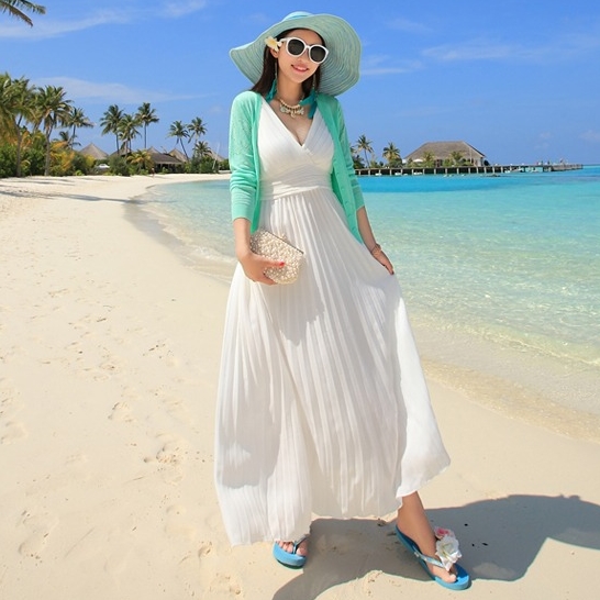 ชุดใส่เที่ยวทะเล เดรสยาวสีขาว ผ้าชีฟองจีบพลีท แฟชั่นชุดใส่เที่ยวทะเล ไอเดียชุดแต่งตัวไปเที่ยวทะเล ใครมีแพลนไปทะเลแต่ยังไม่ได้หาชุดต้องดู