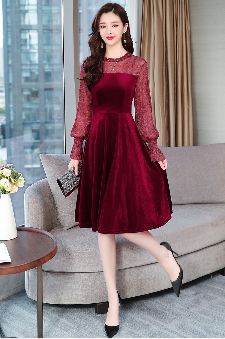 ชุดเดรสสั้นสีแดง ผ้ากำมะหยี ช่วงไหล่-แขนเป็นผ้าซีทรูแต่งกากเพชร กระโปรงสั้นทรงบาน