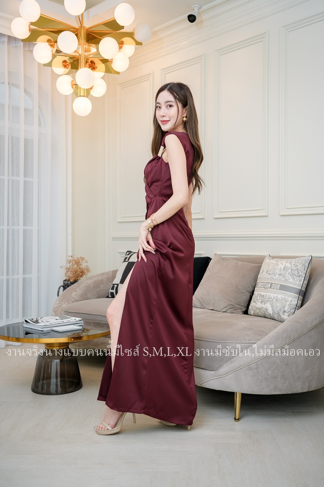 ชุดราตรียาวสีแดงไวน์ ไหล่แต่งเหล็ก แขนกุด แนวเรียบหรู สวยดูแพง ใส่ออกงานราตรี งานแต่งงานกลางคืนธีมสีแดง