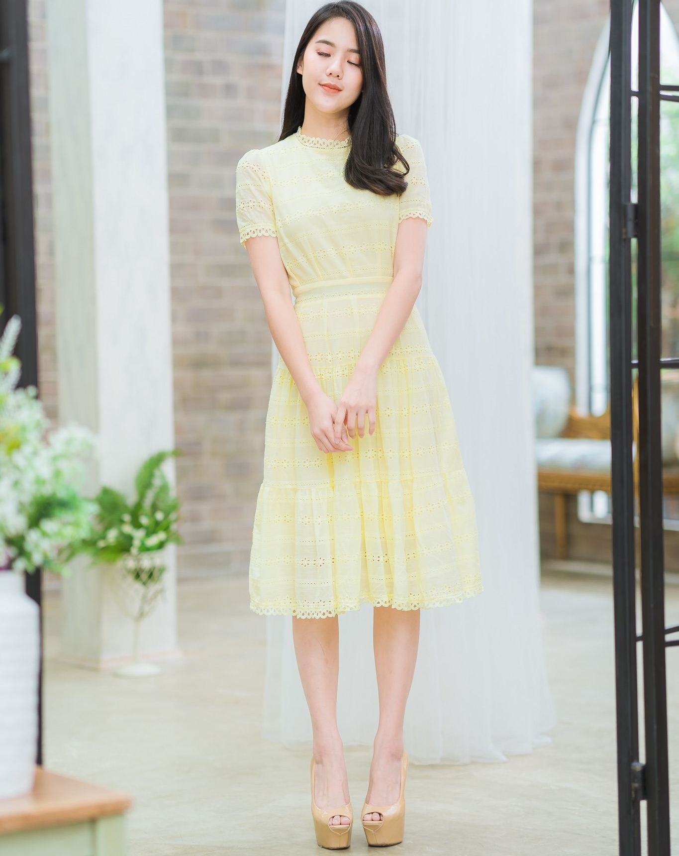 ชุดเดรสสั้นสีเหลือง ผ้าฉลุลาย คอปีน แขนสั้น กระโปรงยาวเลยเข่า