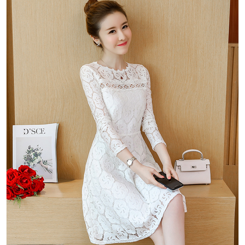 ชุดเดรสสั้นสีขาว ผ้าลูกไม้ แขนยาว ทรงข้ารูป กระโปรงบาน ซิปหลัง