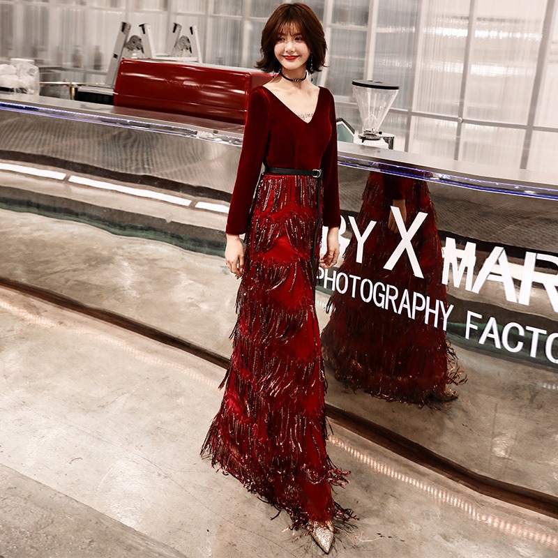 ชุดราตรียาวสีแดงสไตล์เรียบหรูดูแพง แขนสามส่วนกระโปรงทรงหางปลาแต่งระบาย เรียบหรูดูแพง สวยดูดี