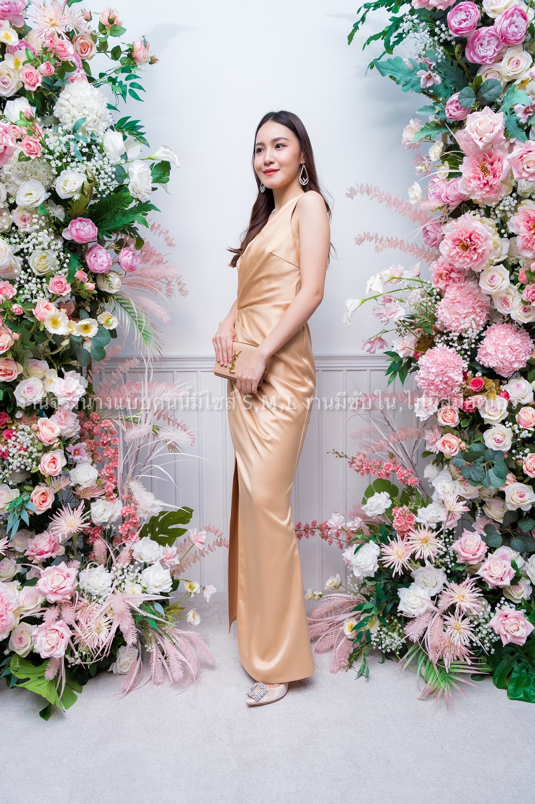 ชุดไปงานแต่งงานสีทอง สายเดี่ยว เอวจีบข้าง แนวเรียบหรู สวยดูดี ใส่ไปงานแต่งงาน ชุดออกงาน ชุดราตรี