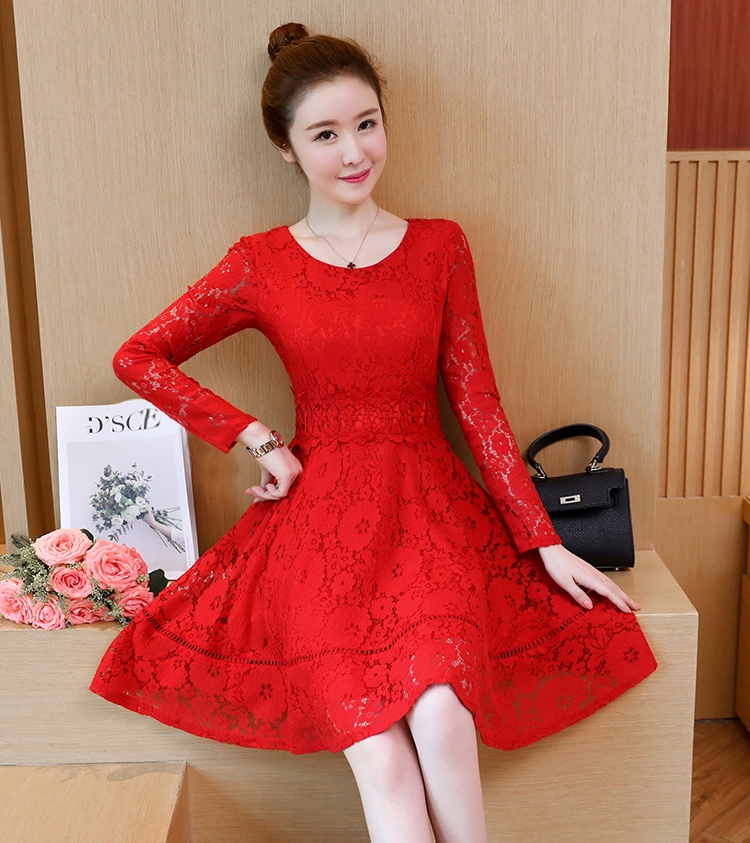 ชุดเดรสลูกไม้สีแดง