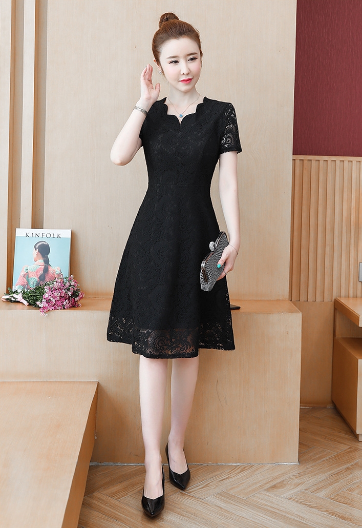 ชุดเดรสสั้นสีดำ ผ้าลูกไม้ แขนสั้น กระโปรงสั้นทรงบาน เดรสสีดำแนวเรียบร้อย สวย ดูดี สุภาพ