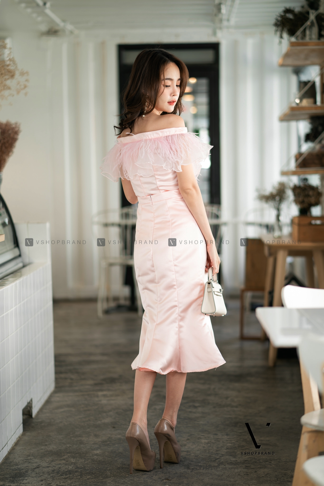 ชุดออกงาน/ชุดไปงานแต่งงานสีชมพู เสื้อเปิดไหล่แต่งขนนก + กระโปรงสั้นทรงหางปลา