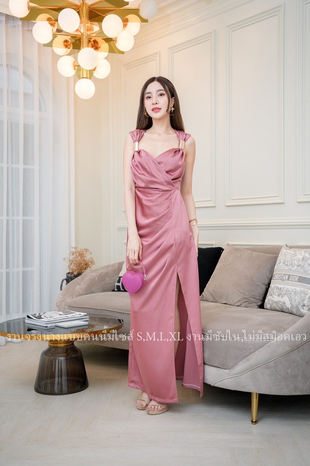 ชุดราตรียาวสีชมพู ไหล่แต่งเหล็ก แขนกุด แนวเรียบหรู สวยดูแพง ใส่ออกงานราตรี งานแต่งงานกลางคืน