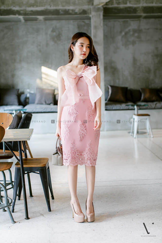 ชุดออกงาน ชุดไปงานแต่งงานสั้นสีชมพู เซ็ทเสื้อแขนข้างเดียวแต่งผ้าซีทรูผูกโบว์ กระโปรงลูกไม้ปักดิ้น