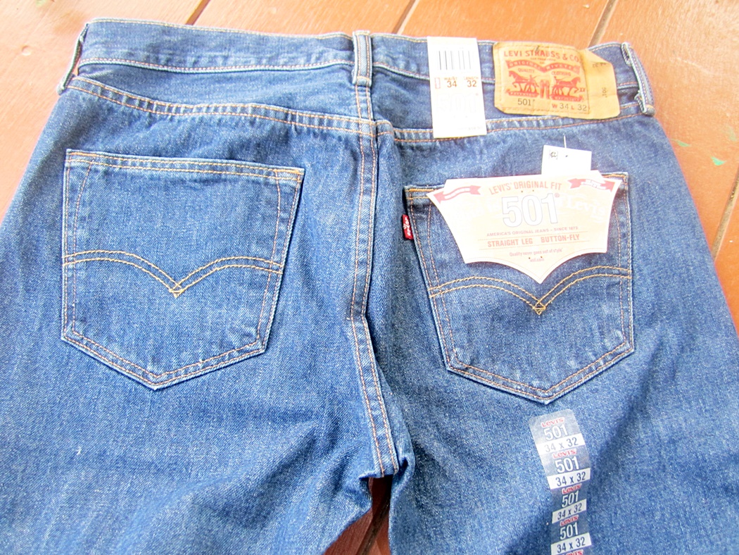 กางเกง ยีนส์ลีวาย 501 แท้ กดเข้าไปเลือกขนาดครับ