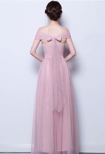 ชุดราตรียาวสีชมพู เปิดไหล่ผูกโบว์หลังน่ารักๆ กระโปรงยาวทรงบาน