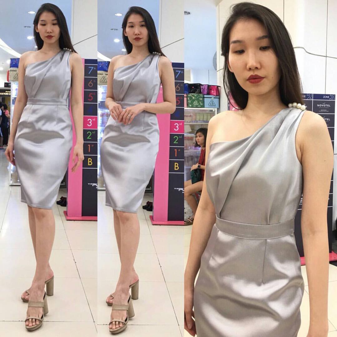 ชุดออกงานสีเทา ไหล่เฉียงข้าง บ่าแต่งมุก กระโปรงทรงเอเข้ารูป
