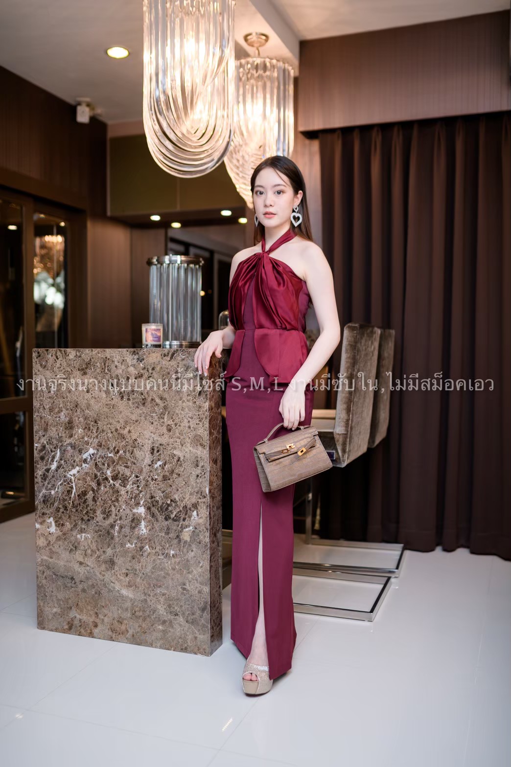 ชุดราตรี ชุดออกงาน ชุดไปงานแต่งงานสีแดง เดรสยาวออกงานคล้องคอผูกโบว์ เอวระบาย ลุคเรียบหรูดูดี