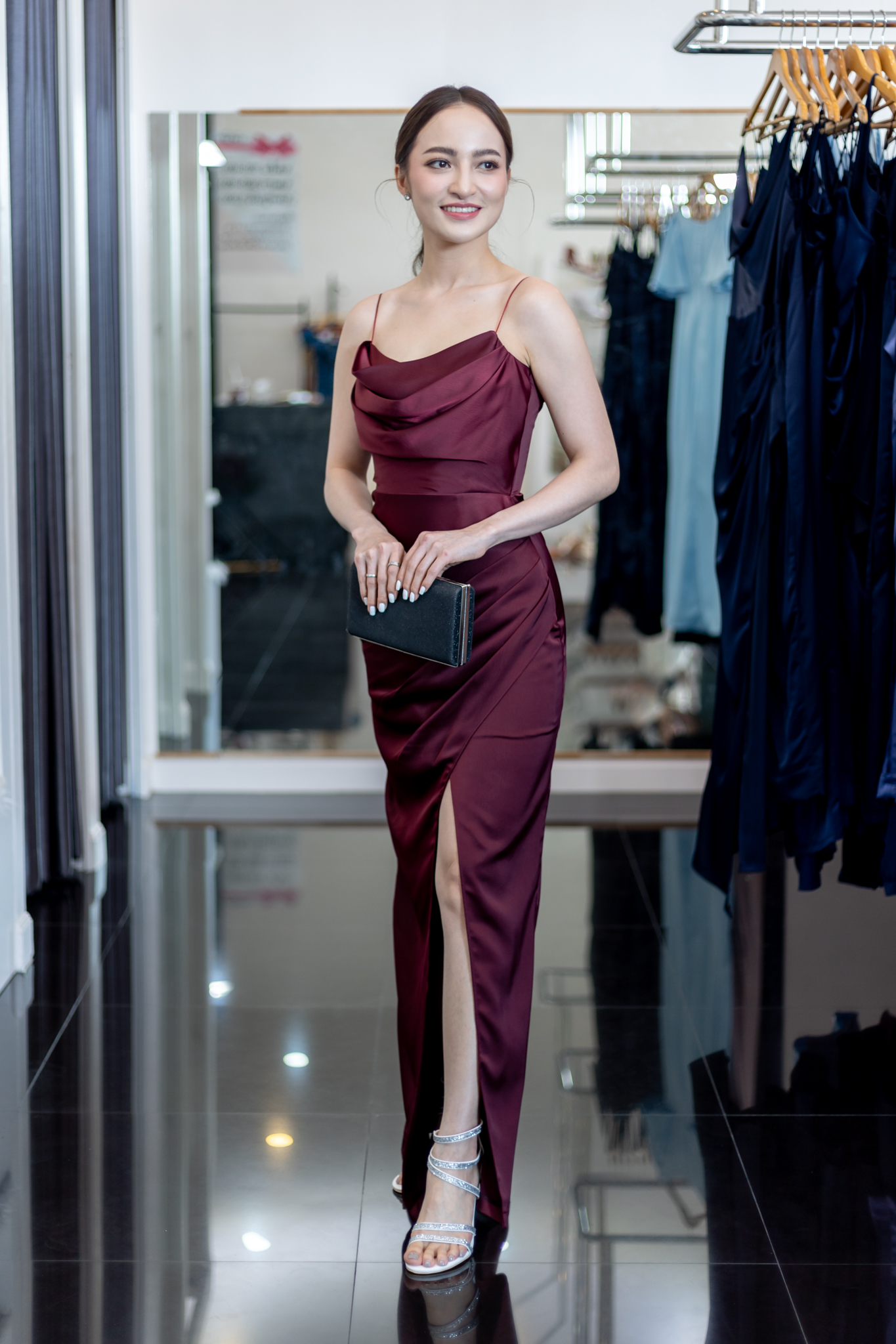 ชุดออกงานราตรีสีแดงไวน์ สายเดี่ยว คอถ่วง ลุคเรียบหรู สวยดูดีแอบเซ็กซี่นิดๆ เหมาะสำหรับใส่เป็นชุดราตรี ชุดไปงานแต่งงาน ชุดเพื่อนเจ้าสาว ชุดไปงานเลี้ยงต่างๆ