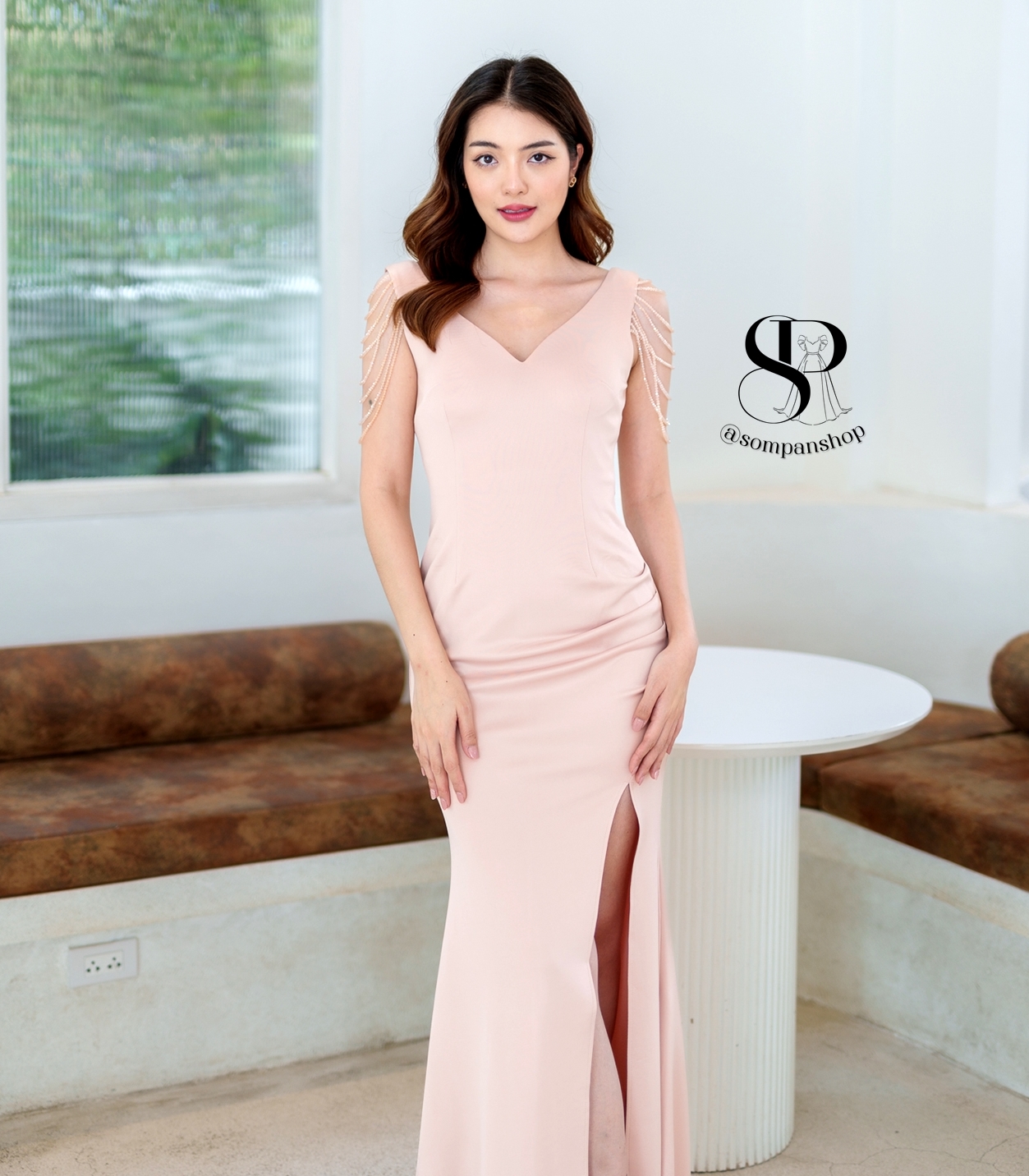 ชุดราตรี ชุดออกงาน ชุดไปงานแต่งสีครีมเบจ แขนแต่งลูกปัด กระโปรงยาวทรงหางปลา แนวเรียบหรู สวยดูแพง ใส่ออกงานราตรี งานแต่งงานกลางคืน ชุดงานประกวด งานรับรางวัล