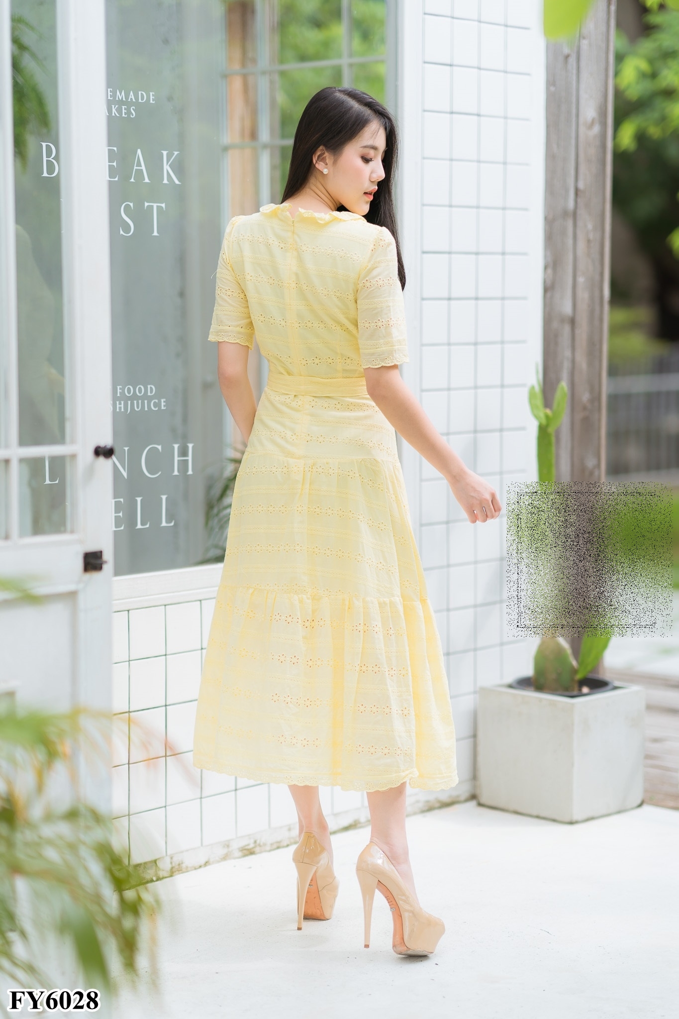 ชุดเดรสยาวสีเหลือง ผ้าลูกไม้ฉลุ แขนสั้น คอระบาย กระโปรงยาวทรงบาน มีสายผูกเอว