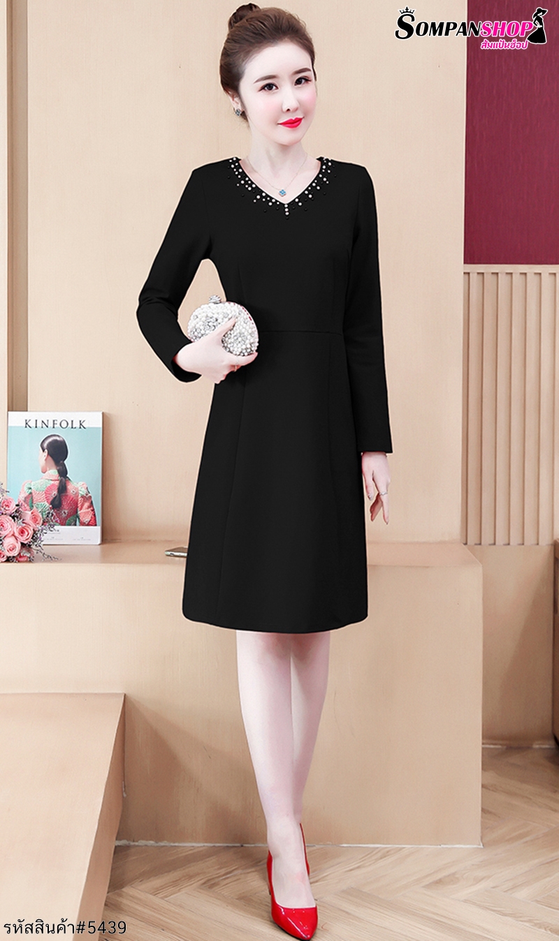 ชุดเดรสสั้นสีดำ คอปักมุก แขนยาว แนวเรียบร้อย สวยหรู ดูดี