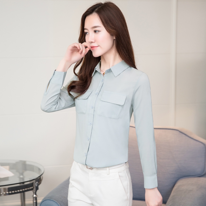 เสื้อเชิ้ตผู้หญิงสีเทา คอปก แขนยาว กระดุมหน้า แต่งกระเป๋า