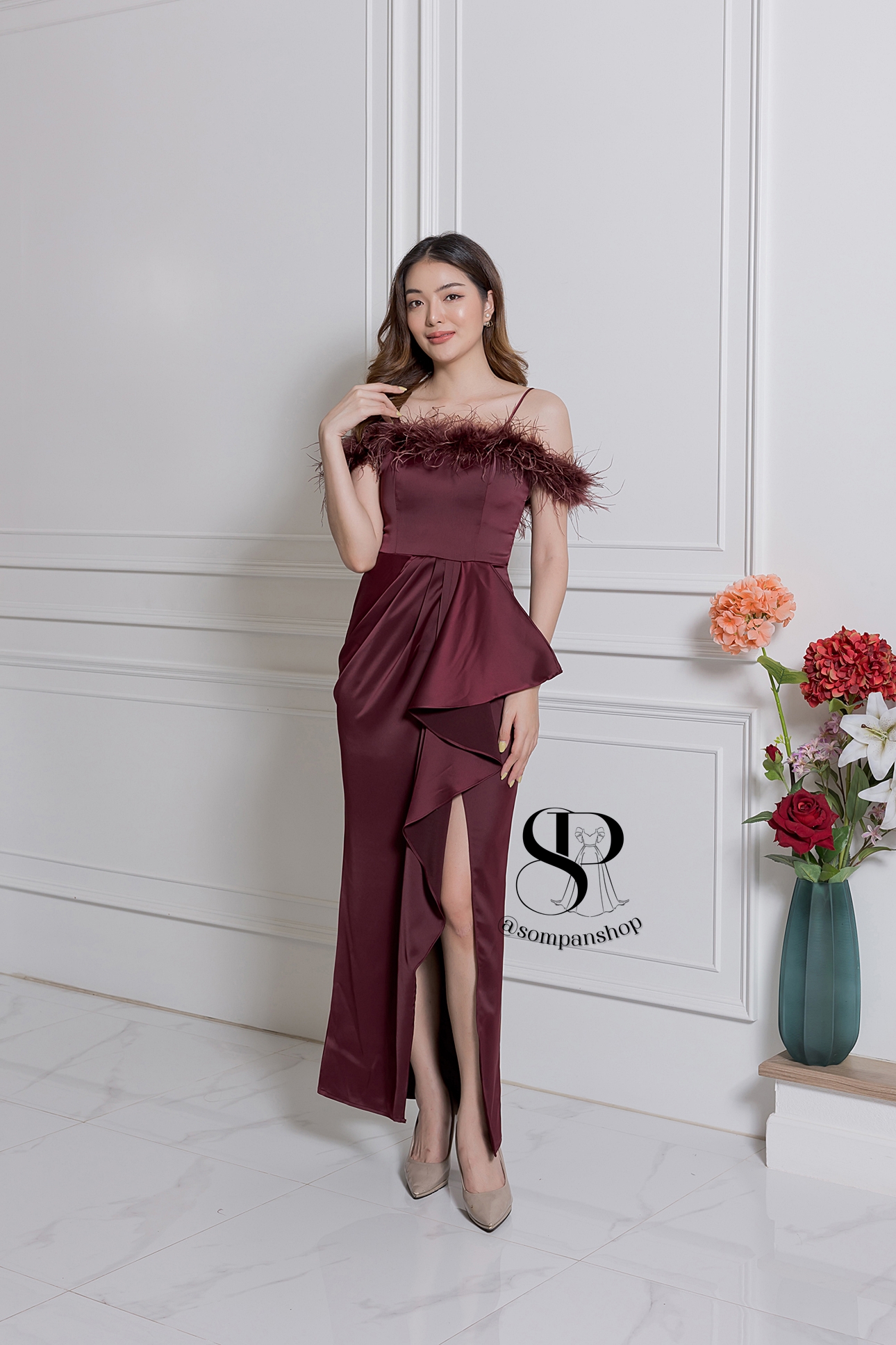 ชุดราตรียาวสีแดงไวน์ ทรงปาดไหล่ แต่งขนนก หมาะสำหรับใส่เป็นชุดราตรี ชุดไปงานแต่งงาน ชุดเพื่อนเจ้าสาว ชุดไปงานเลี้ยงต่างๆ