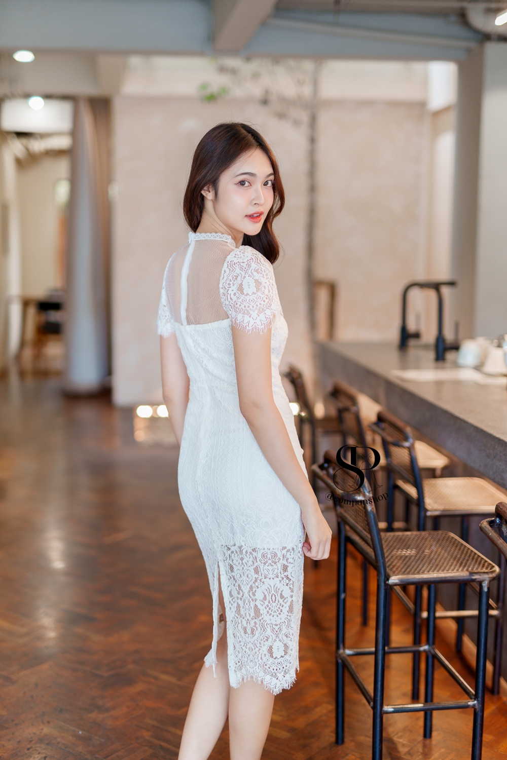 ชุดออกงานสีขาว ผ้าลูกไม้ ทรงเข้ารูป แบบสวยเรียบหรูดูดี ใส่เป็นชุดออกงาน ชุดราตรี ชุดไปงานแต่งงานกลางวัน/งานเลี้ยง