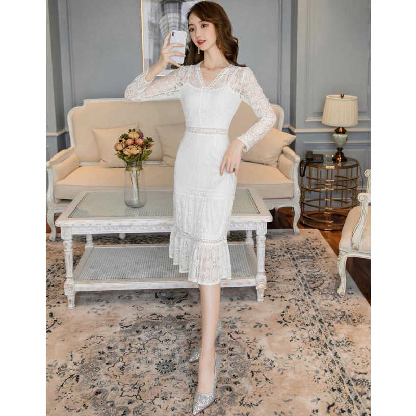 ชุดเดรสสั้นสีขาว ผ้าลูกไม้ ทรงเข้ารูป คอวี แขนยาว แนวเรียบร้อย สวยหวาน ทรงสวย