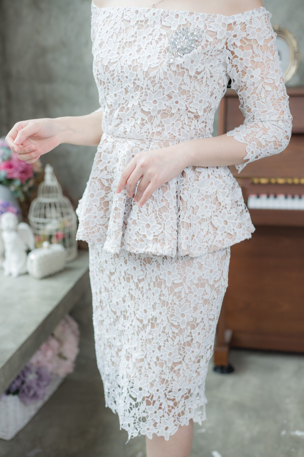 ชุดเดรสสั้นสีขาว ผ้าลูกไม้ ทรงเข้ารูป เปิดไหล่ เหมาะเป็น ชุดออกงานผู้ใหญ่ ชุดผู้ใหญ่ไปงานแต่งงาน ชุดแม่เจ้าสาว ชุดแม่เจ้าบ่าว ชุดงานหมั้น ชุดงานบวช ชุดผู้ใหญ่ไปงานแต่งกลางวัน ชุดเดรสผู้ใหญ่ ชุดไปงานแต่ง ชุดราตรี เรียบหรูดูแพง