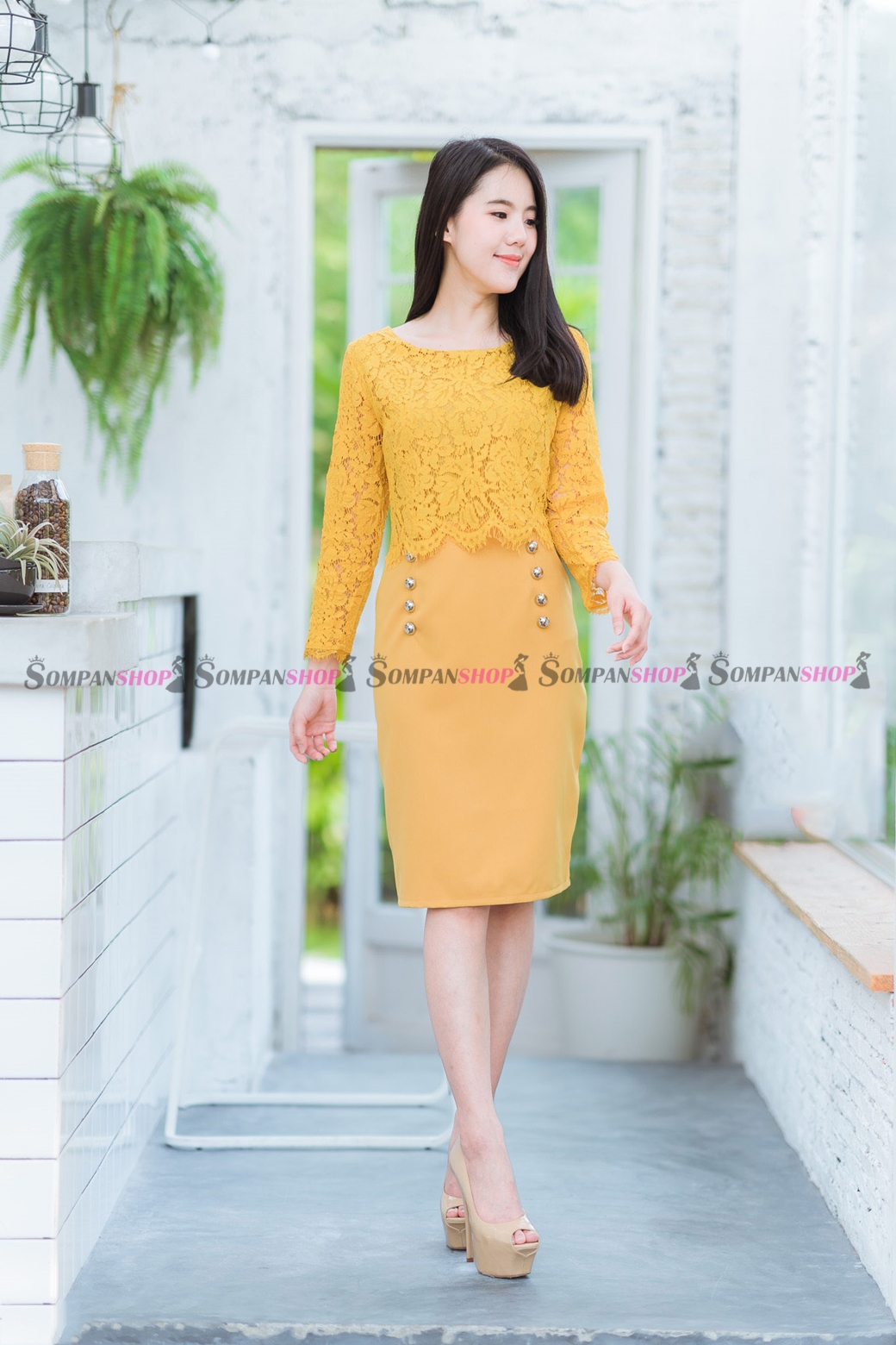 ชุดเดรสสีเหลือง ทรงเอเข้ารูป แต่งลูกไม้ แนวเรียบร้อย ใส่ทำงาน