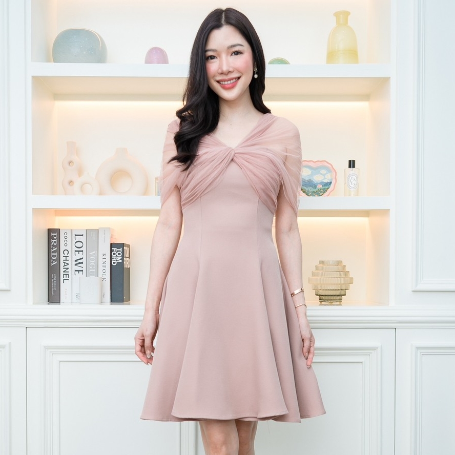 ชุดเดรสสั้นออกงานสีชมพูนู้ด ปาดไหล่แต่งผ้าซีทรู กระโปรงทรงบาน แบบสวย เรียบหรู ดูแพง ใส่ไปงานแต่งกลางวัน/กลางคืน ชุดราตรี ชุดไปงานแต่ง ชุดออกงาน