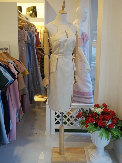 ชุดเดรสสั้นสีครีมเบจ เข้ารูป แขนกุดเว้าไหล่ เอวระบาย