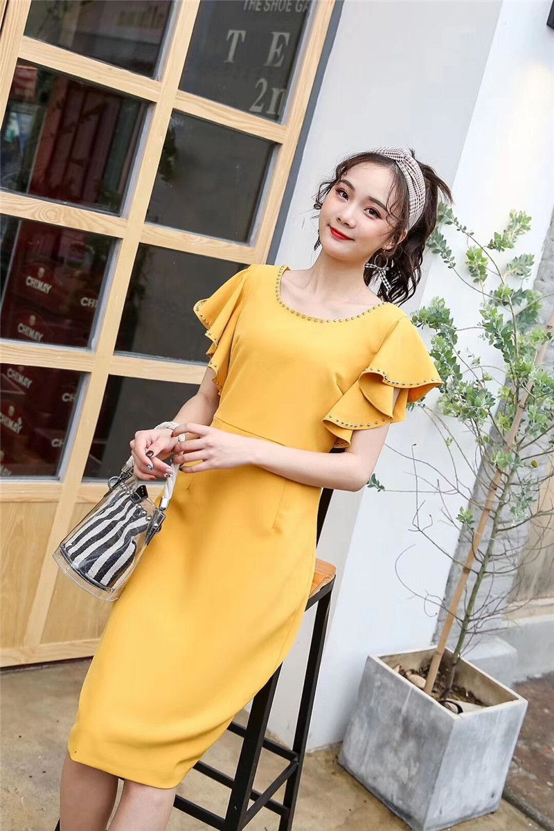 ชุดเดรสสั้นทำงานสีเหลือง แขนระบาย คอ/แขนแต่งหมุด ทรงเข้ารูป