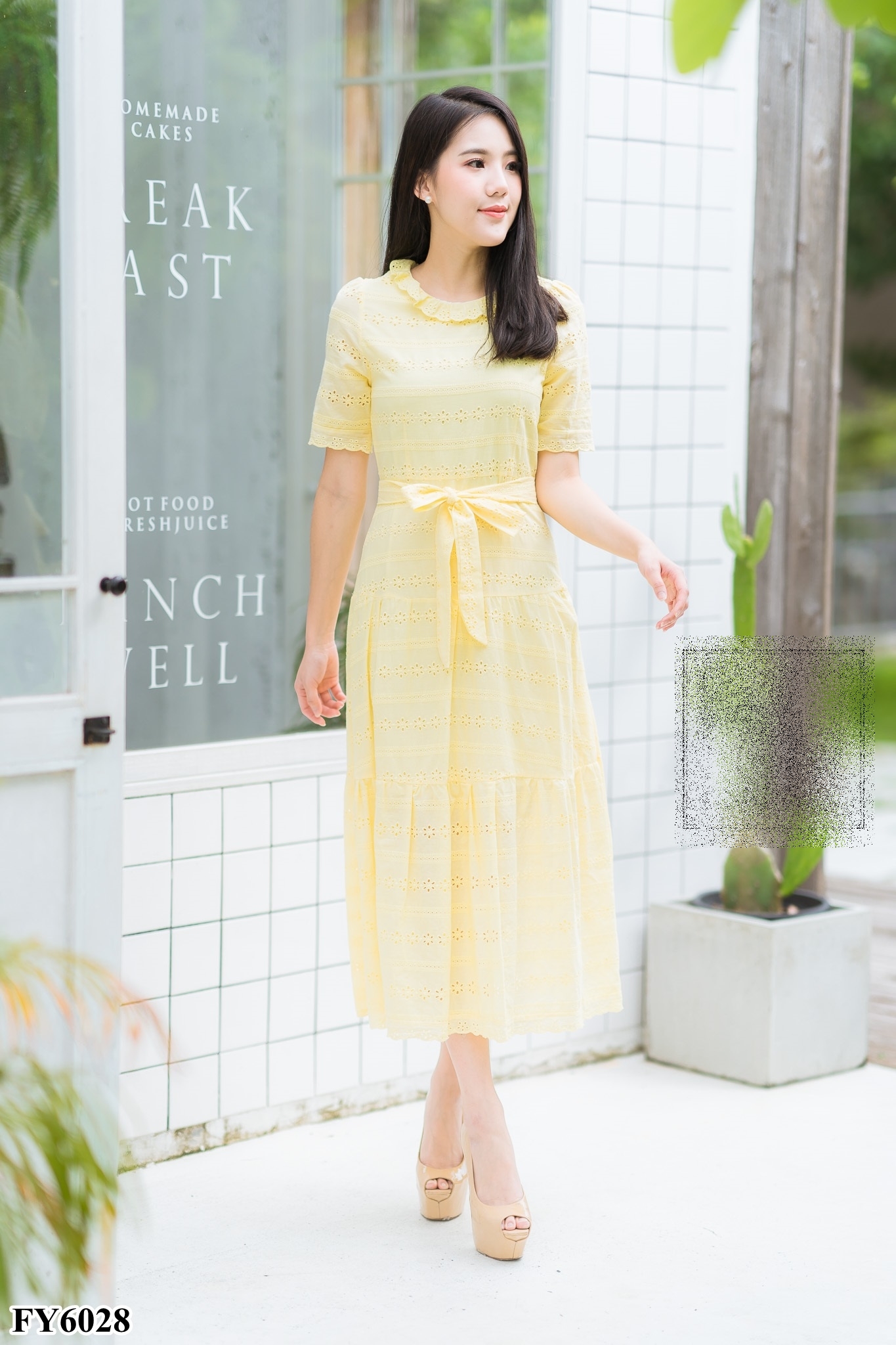 ชุดเดรสยาวสีเหลือง ผ้าลูกไม้ฉลุ แขนสั้น คอระบาย กระโปรงยาวทรงบาน มีสายผูกเอว