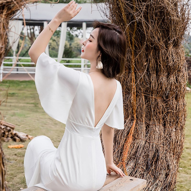 ชุดเดรสยาวสีขาว คอวี แขนระบาย เรียบหรู สวยดูดีมากๆ แฟชั่นชุดเที่ยวทะเลสวยๆ