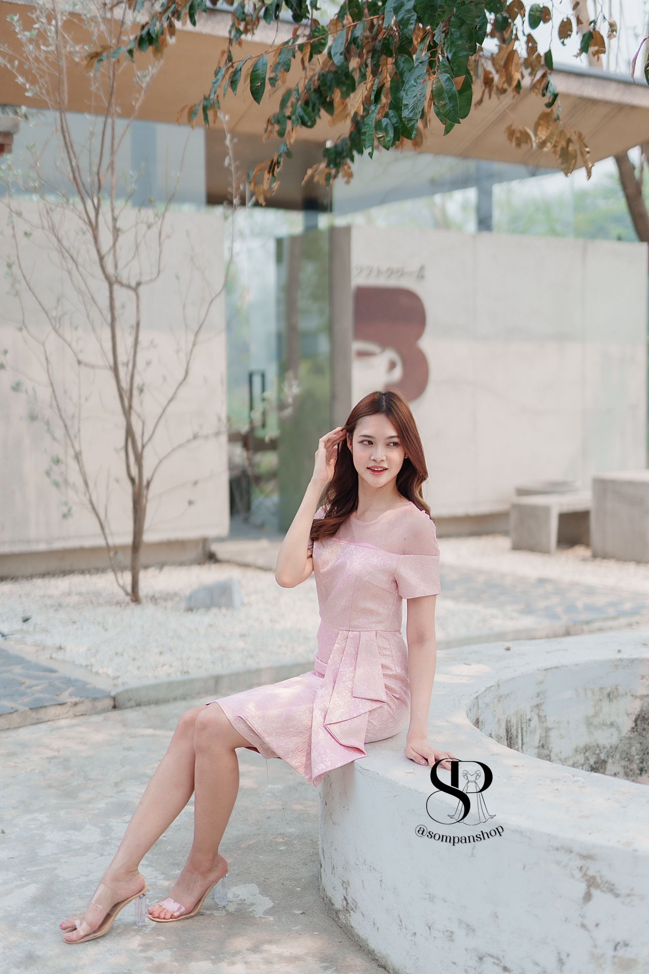 ชุดเดรสออกงานสีชมพู ทรงเข้ารูป ผ้าอัดลาย ช่วงไหล่ซีทรู เอวแต่งจีบ ทรงเข้ารูป เรียบหรู สวย ดูดี ใส่เป็นชุดราตรี ชุดออกงาน ชุดไปงานแต่งงาน กลางวัน กลางคืน