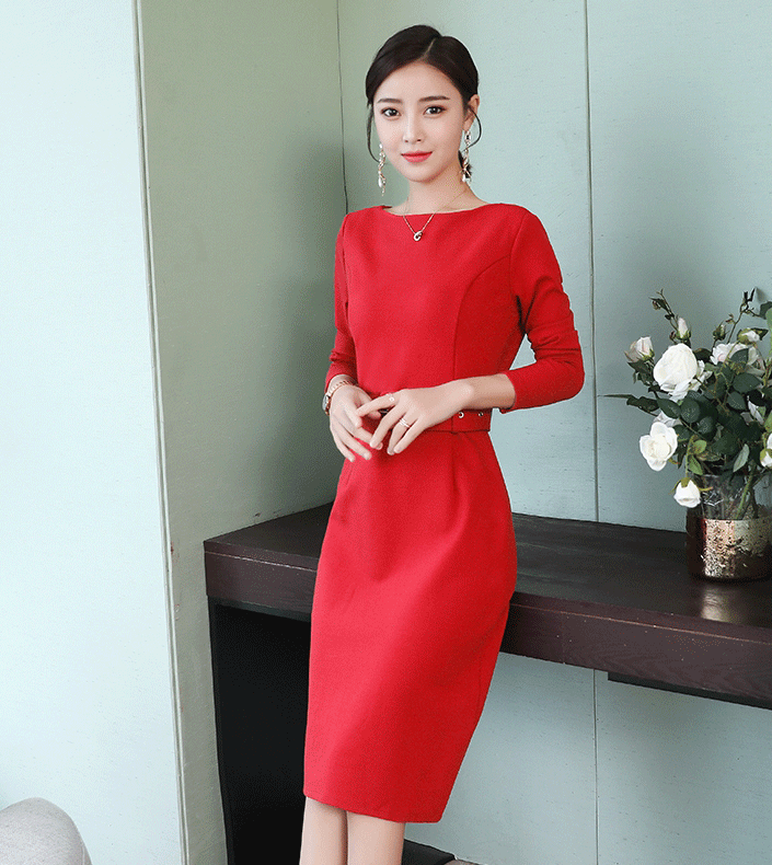 ชุดเดรสสั้นสีแดง สีพื้น ทรงเข้ารูป แขนยาว