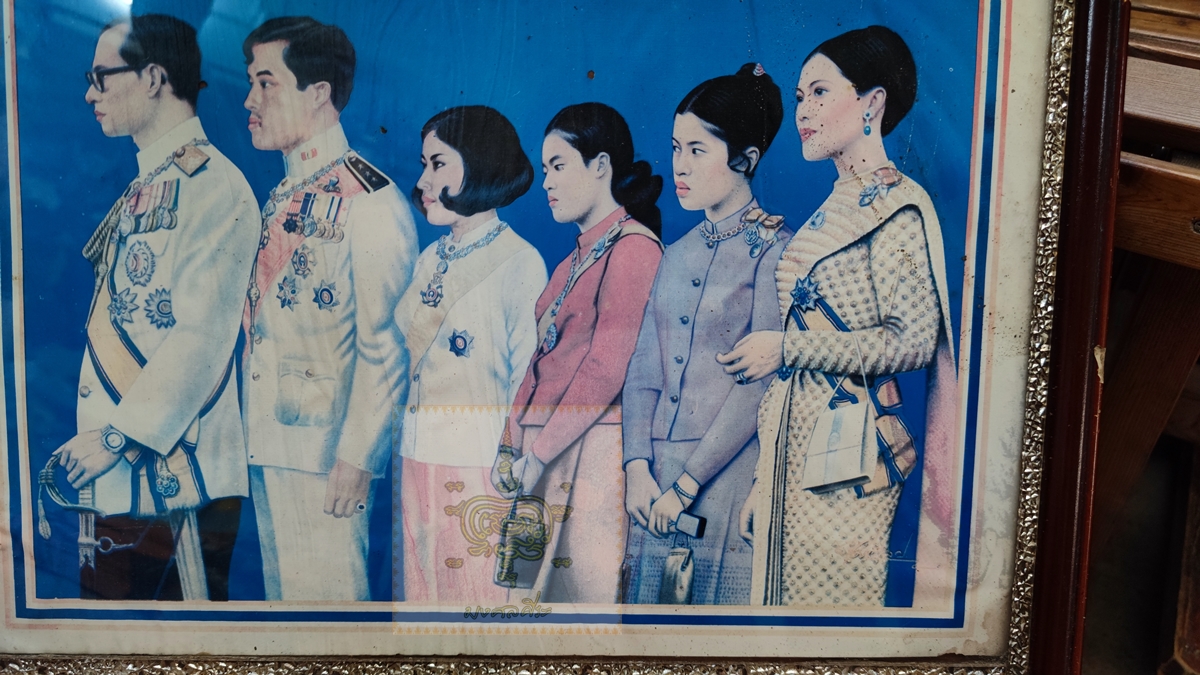 โปสเตอร์ในหลวงรัชการที่ 9 พระราชินี และพระบรมวงศานุวงศ์ งานเก่า