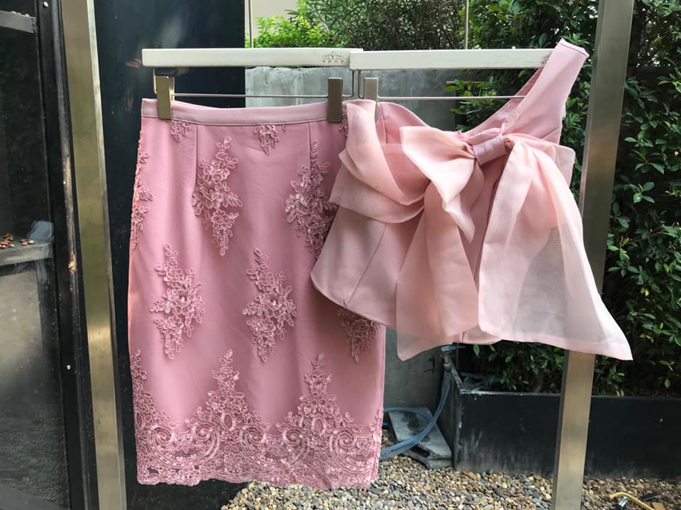 ชุดออกงาน ชุดไปงานแต่งงานสั้นสีชมพู เซ็ทเสื้อแขนข้างเดียวแต่งผ้าซีทรูผูกโบว์ กระโปรงลูกไม้ปักดิ้น