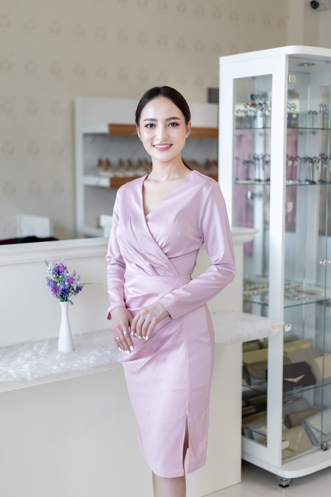 ชุดราตรี ชุดออกงาน ชุดไปงานแต่งชมพู เดรสสั้นเข้ารูปทรงเอ แขนยาว แนวเรียบหรู สวยดูดี