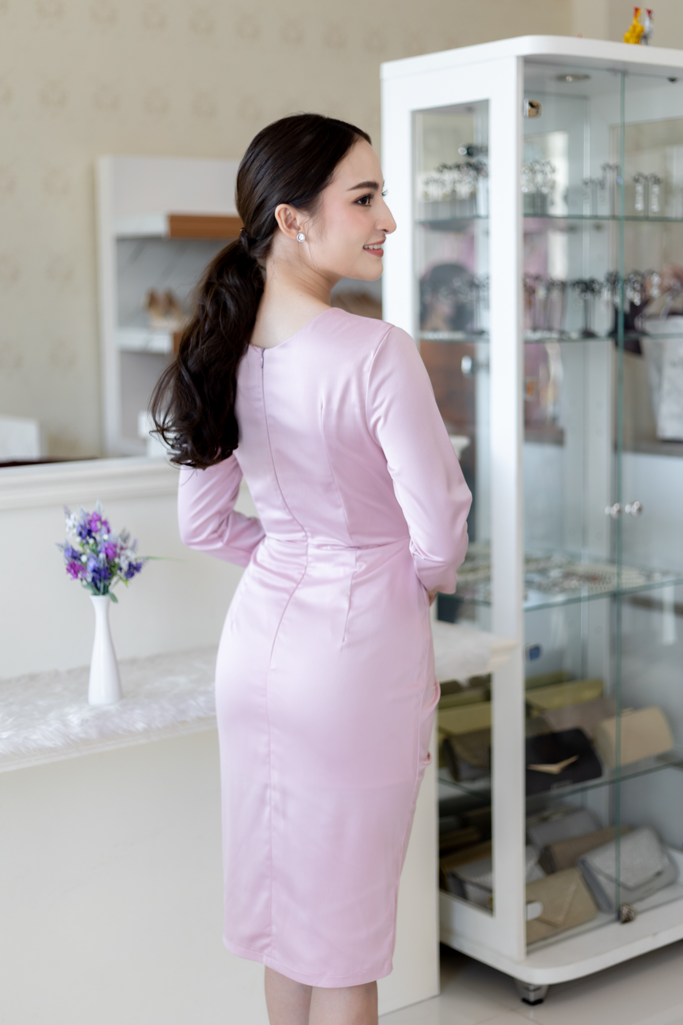 ชุดราตรี ชุดออกงาน ชุดไปงานแต่งชมพู เดรสสั้นเข้ารูปทรงเอ แขนยาว แนวเรียบหรู สวยดูดี