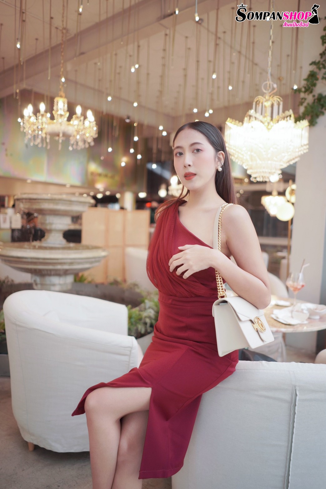 ชุดราตรี ชุดออกงาน ชุดไปงานแต่งงานสีแดงเลือดหมู ไหล่เฉียงข้างแต่งผ้าซีทรู เรียบหรู สวยดูดี