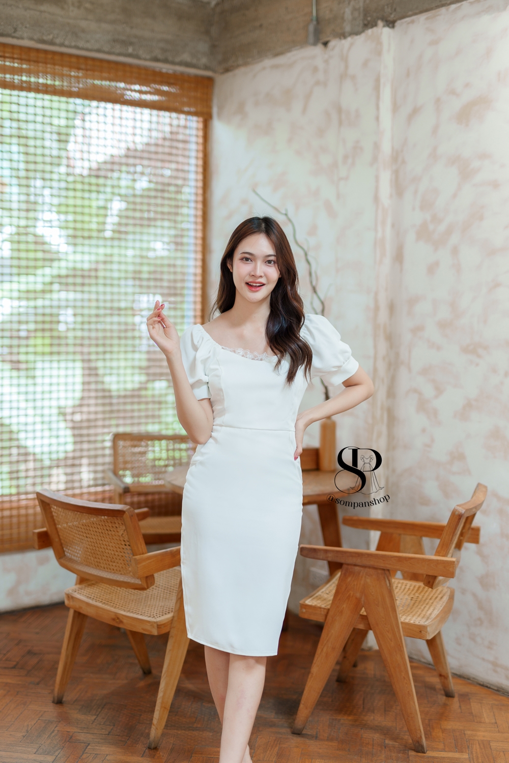 ชุดเดรสออกงานสีขาว ทรงเข้ารูป แขนสั้น เรียบหรูดูแพง สวยดูดี แบบสวยทันสมัย ใส่ออกงาน งานราตรี ไปงานแต่งกลางคืน