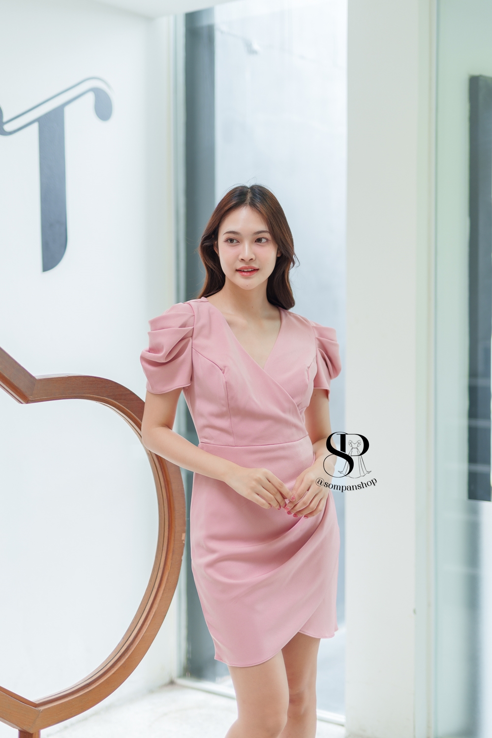 ชุดเดรสสั้นออกงานสีชมพู ทรงเอเข้ารูป คอวี แขนสั้น ลุคเรียบหรู ดูแพง ใส่ไปงานแต่งกลางวัน/กลางคืน ชุดราตรี ชุดไปงานแต่ง ชุดออกงาน