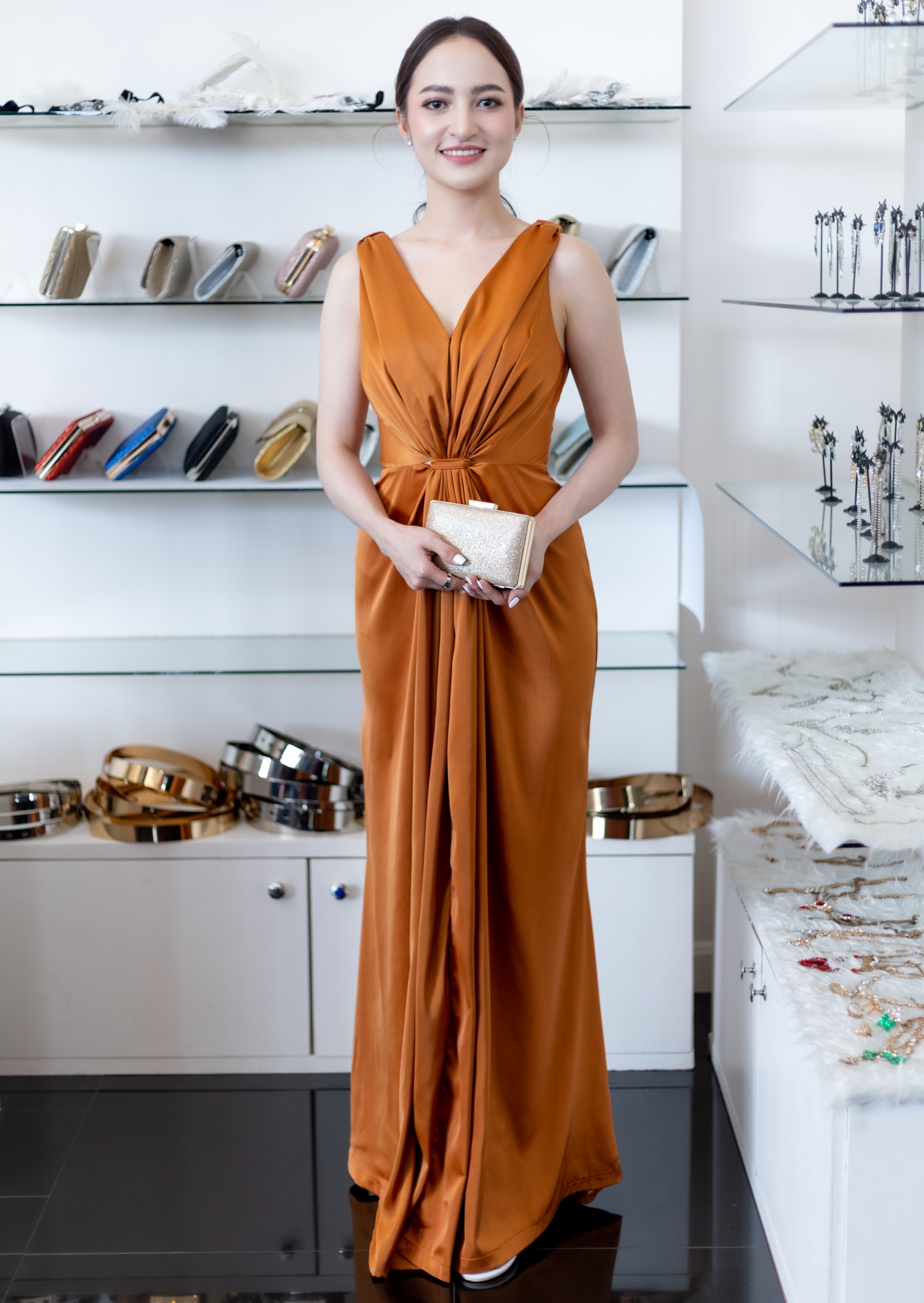 ชุดราตรียาวสีน้ำตาลอิฐเรียบหรู ดูแพง ใส่ออกงานราตรี งานแต่งงาน ธีมเพื่อนเจ้าสาว งานกลางคืน